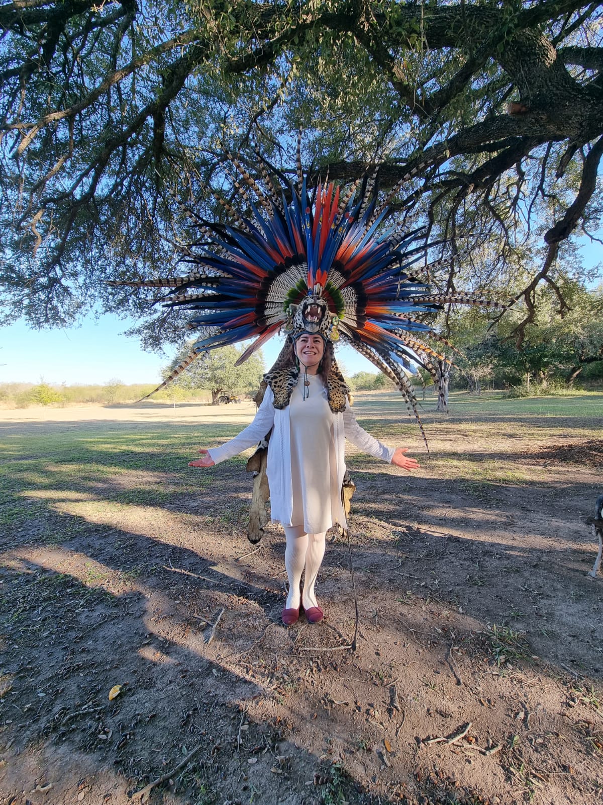 Con vestimenta Mexica